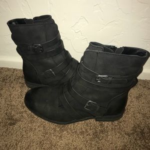 Roxy Black booties. Only worn once. Like new. 6.5